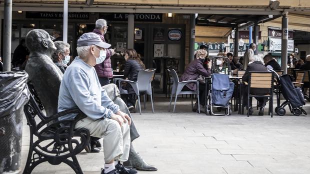 Imagen de personas con mascarilla en el Mercado Central de Alicante