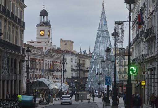Puerta del Sol already shines with the Christmas tree