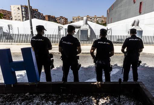 Image of some National Police officers taken next to the Generalitat field hospital in Alicante