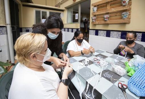 Image of Paula Camarasa, one of those responsible for the workshop, together with her students