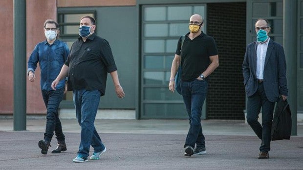 Jordi Cuixart, Oriol Junqueras, Raül Romeva y Jordi Turull, a la salida de la prisión de Lledoners, el pasado verano