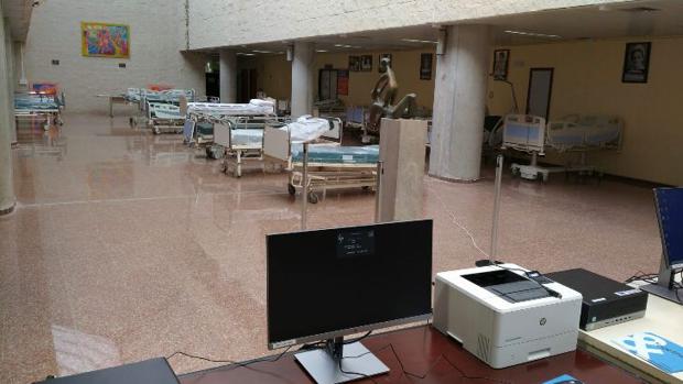 Camas colocadas en el vestíbulo central del Hospital de Sant Joan d'Alacant