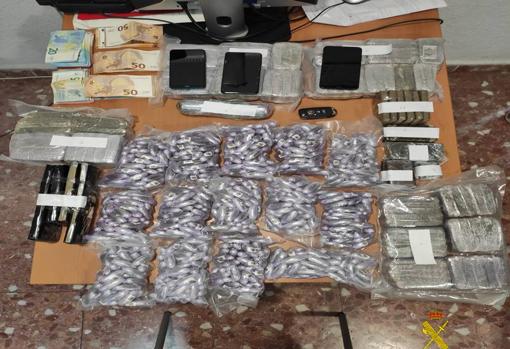 Hachis, dinero en efectivo y otros objetos incautados