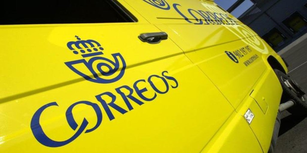 Nervios ante las oficinas de Correos: «No podemos salir de casa. ¿Por qué sí podemos ir a votar?»