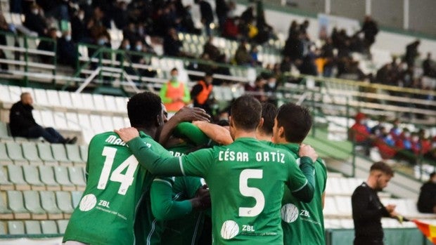 Los jugadores del Toledo celebran uno de los goles