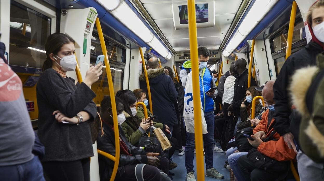 Cerco a los rebeldes en el transporte público: el 98% son multados por ir  sin mascarilla