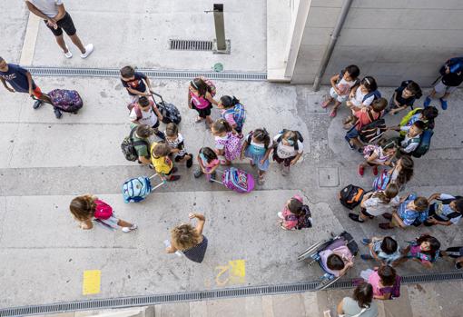 Niños en el patio de un colegio en Valencia