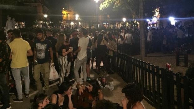 Aglomeraciones nocturnas pese al toque de queda