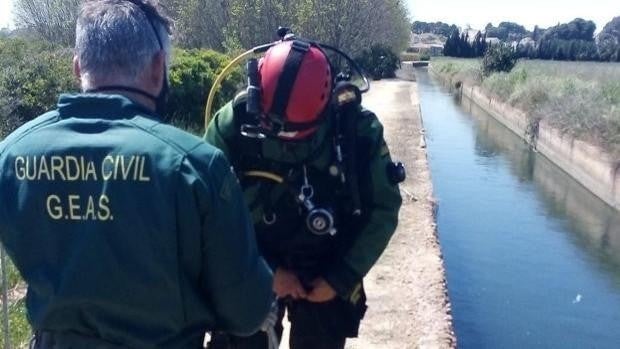 Imagen difundida por la Guardia Civil del canal de riego y efectivos del rescate del cuerpo sin vida de la mujer asesinada en Valencia el pasado 3 de abril