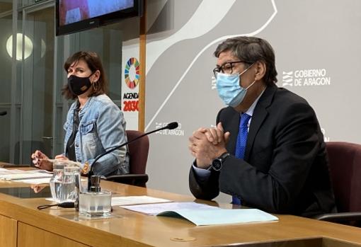 The Aragonese vice president, Arturo Aliaga, and the general director of Tourism, Elena Allué, this Wednesday, during the presentation of the new tourist routes