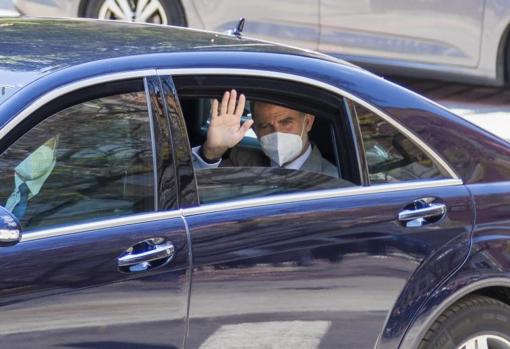 El Rey Felipe VI saludando por la ventanilla del coche a un grupo de alicantinos, este jueves