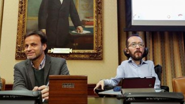 Jaume Asens y Pablo Echenique presiden, el año pasado, en una reunión del Grupo Parlamentario Confederal de Unidas Podemos