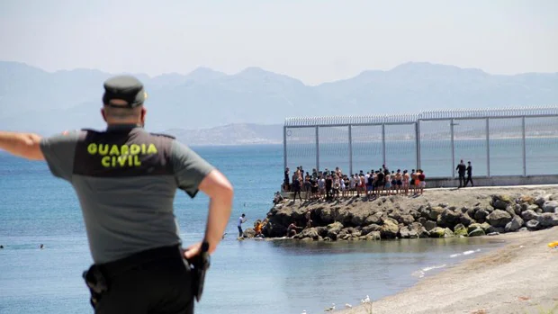 Decrece La Tension En Ceuta Tras 24 Horas De Caos Y Un Aluvion De 8 000 Inmigrantes