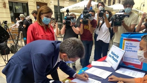 Carlos Mazón, firmando contra los indultos en Valencia, este martes