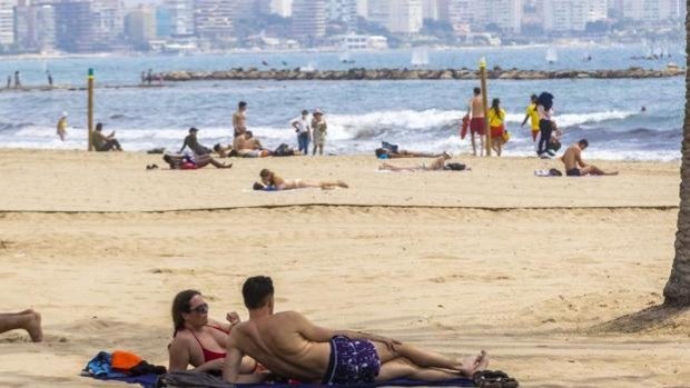 Playa del Postiguet de Alicante con mucha menos afluencia de personas en mayo de lo habitual