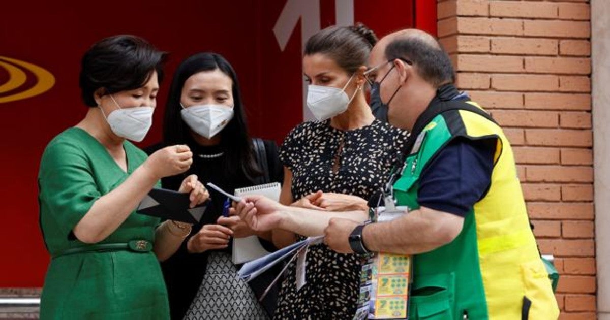 La Reina Letizia ejerce de anfitriona y visita junto a la primera dama de  Corea la sede de la ONCE