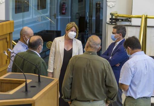 The provincial deputy for Water Cycle, Ana Serna, with Joaquín Melgarejo and other technicians after the meeting