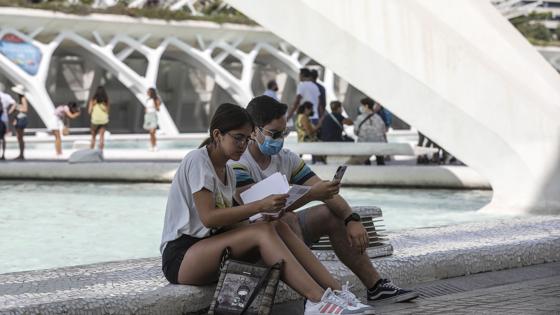 Imagen de personas con mascarilla en Valencia