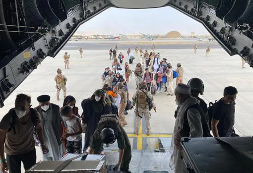 Primer vuelo desde Kabul, con afganos y policías GEO repatriados