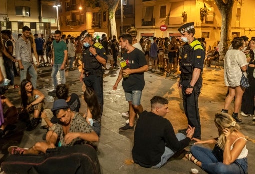 Two agents of the Urban Guard patrol in one of the squares of Gràcia