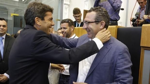 Carlos Mazón, presidente de la Diputación de Alicante, saluda a Toni Pérez, alcalde de Benidorm