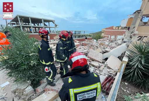 España: Edificio de tres pisos se derrumbó con tres personas en su interior, en Peñíscola NOTIGUARO Efectivos de Bomberos, junto a los escombros CONSORCIO BOMBEROS CASTELLÓN