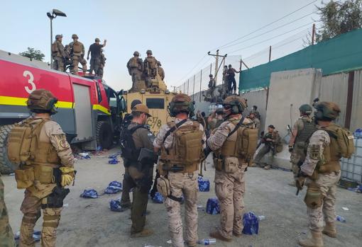 Militares del Escuadrón de Apoyo al Despliegue Aéreo a las puertas del aeropuerto