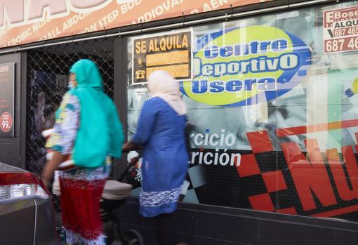 Entrada de un gimnasio de Usera, con el cartel de «se alquila»