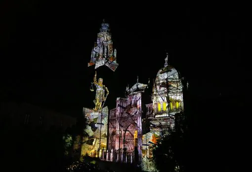 El colorido de la fachada de la catedral contrasta con la oscuridad de la noche