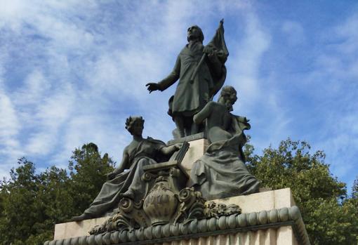 Miguel Hidalgo. Sculptural group erected in 1970, pays tribute to the priest and soldier, inspirer of the Mexican independence movement. He was shot in 1811