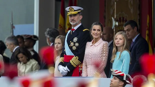 Los Reyes, Don Felipe y Doña Letizia, junto a sus hijas, la Princesa Leonor y la Infanta Sofía, durante el desfile militar de 2019