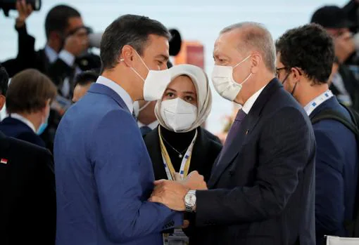 Pedro Sánchez y el presidente turco, Recep TayipP Erdogan, se saludan en la cumbre deL G-20