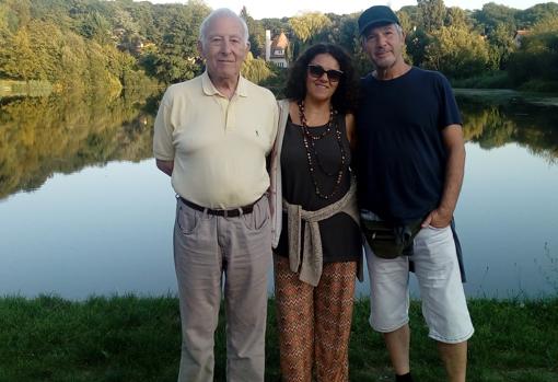 Arcadio Pardo with Rosario Quevedo and Amador Palacios in front of a pond near Chaville.  August 2019