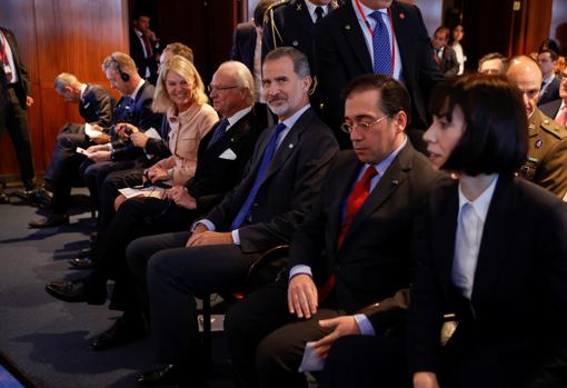 El rey Felipe VI (3d) y el rey Carlos Gustavo de Suecia (4d), junto a los ministros españoles de Exteriores, José Manuel Albares (2d), y de Ciencia e Innovación, Diana Morant (d), asisten al Seminario Empresarial Suecia-España