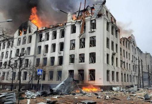 Edificio de la policía ucraniana en Jarkov bombardeado
