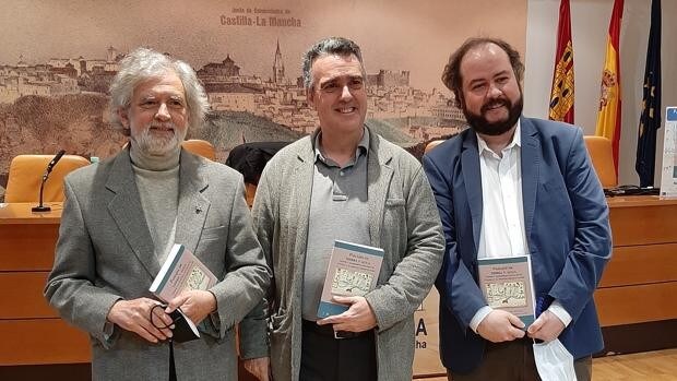 Un momento de la presentación del libro de Almud Ediciones, con tres de sus autores, este martes en Toledo