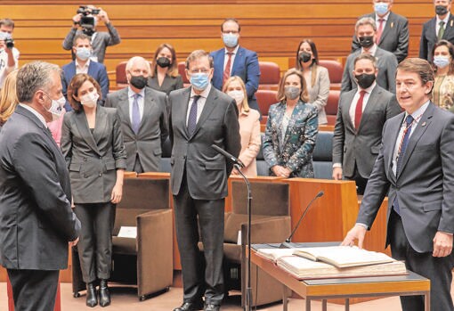 Toma de posesión de Mañueco con Rajoy, Ayuso y Abascal, ayer en Valladolid