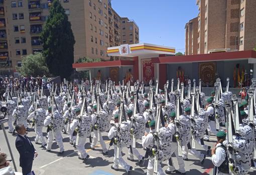 Compañía de cazadores, con base en Jaca (Huesca), pasan delante del Rey. Como no pudo ser de otro modo, fue la más ovacionada