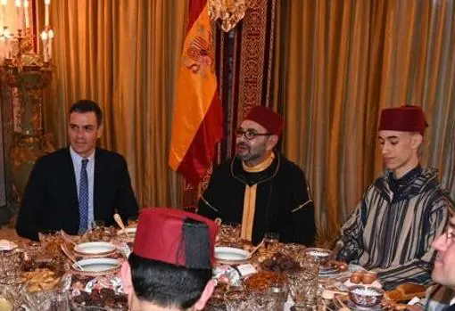 Sánchez, Mohamed VI, su hijo y el ministro Albares en Marruecos el pasado 8 de abril