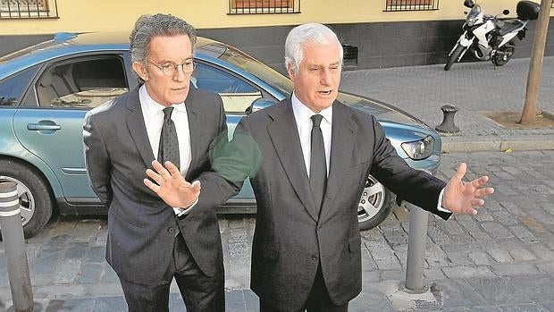 Alfonso Diez y Carlos Fitz-James Stuart, ayer a su llegada a la iglesia en la que se oficiaba el responso