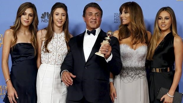 Stallone y su mujer Jennifer junto a sus tres hijas Sistine y Scarlet (izquierda) y Sophia (derecha)