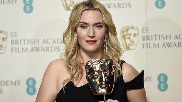 Kate Winslet posando con su premio Bafta