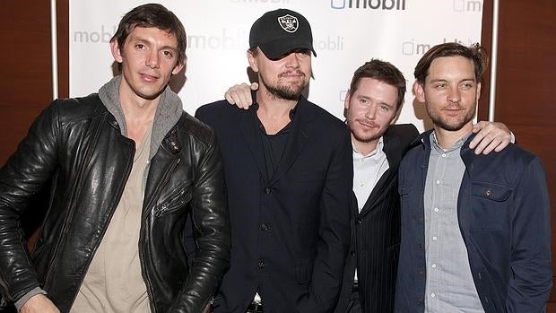 Leonardo DiCaprio (en el centro) con su núcleo duro (de izq. a der.): Lukas Haas, Kevin Connolly y Tobey Maguire
