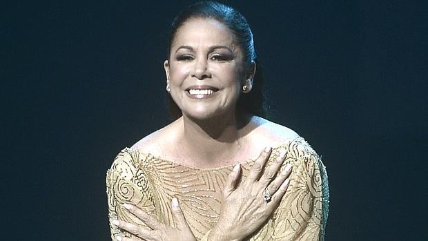 Isabel Pantoja agradecida al final de un concierto