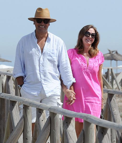 La periodista Ana Rosa Quintana y su marido Juan Muñoz durante unas vacaciones en Sotogrande