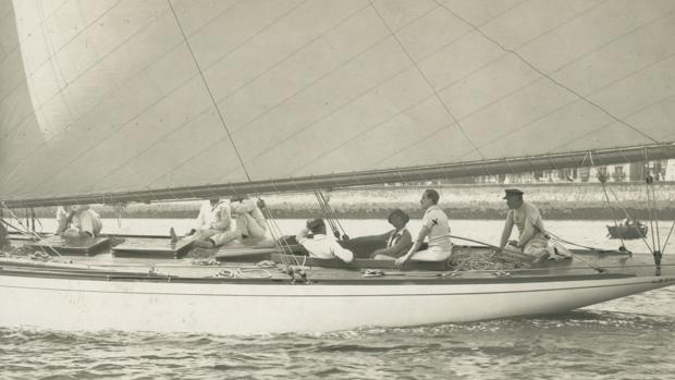 El Rey Alfonso XIII (con una x en el brazo), junto a la Reina, a bordo del «Tonino», el balandro favorito de la Familia Real. Santander, verano 1914