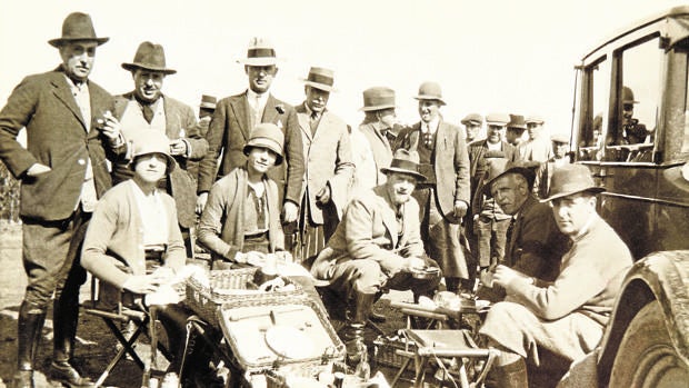 En la Alameda, en febrero de 1928, en el «taco» entre ojeos. Primero por la izquierda, el marqués de Alventos; cuarto por la izquierda, el duque de Tarifa; sentados, el conde de Ribadavia, Luis Parladé Heredia y el Infante Don Alfonso