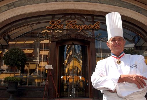 Paul Bocuse en la puerta de su restaurante