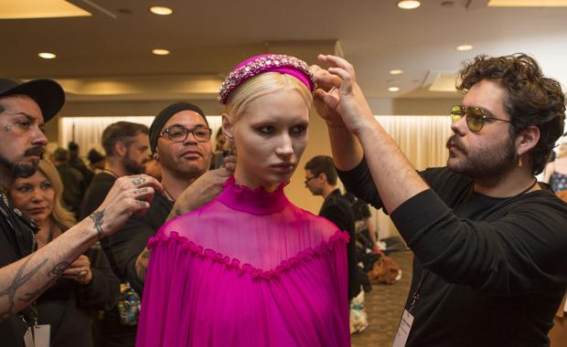 Betto García, ayer, retocando a una modelo en el backstage del desfile de Christian Siriano