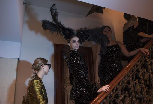 Unas de las modelos, con tocado de Betto García, antes del desfile